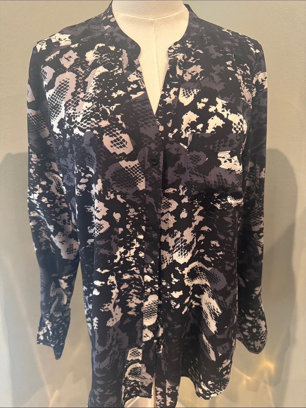 Trouvé Black & White Abstract Snake-Print Button-Down Blouse